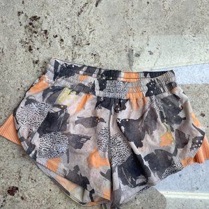 Lululemon Pleat to Street Shorts, Mini Art Pop White Multi / Peach Fuzz, size 10